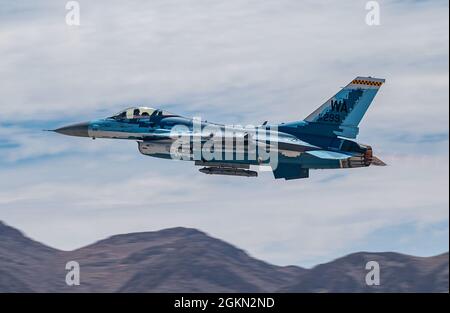 Un F-16C Falcon caccia jet assegnato al 64 ° Aggressor Squadron, decollerà durante un US Air Force Weapons School Integration Exercise presso Nellis AFB, Nevada, 2 giugno 2021. I piloti aggressori sono altamente qualificati nelle tattiche avversari e forniscono realismo agli Stati Uniti e alle forze alleate durante gli esercizi di addestramento. Foto Stock