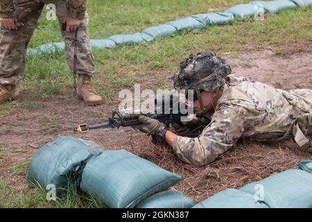 2LT Parish K. West, Alpha Company 2-30 IN, pratica le sue tecniche di movimento individuale mentre si prepara a testare per il suo esperto Infantryman Badge. Foto Stock