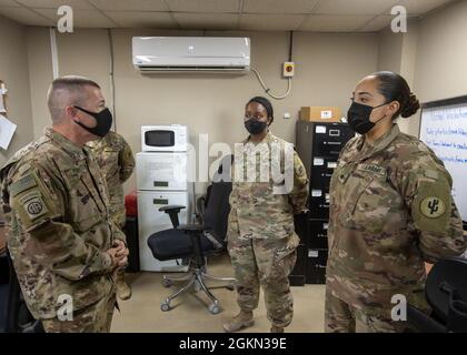 Comando Sgt. Michael Perry, consigliere senior enlisted del 1° comando di supporto teatrale, ha visitato il terminale congiunto della posta militare a Camp Arifjan, Kuwait, 2 giugno 2021. Durante la sua visita, i soldati hanno condiviso il modo in cui gestiscono le operazioni di posta e elaborano la posta per tutte le unità e i membri del servizio nella zona. Foto Stock