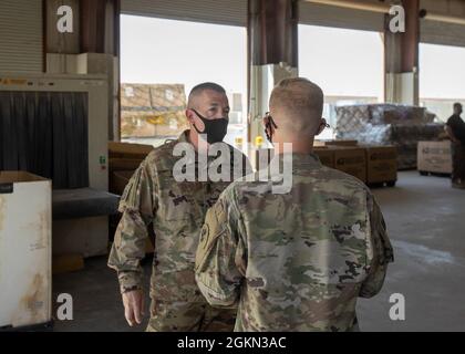 Comando Sgt. Michael Perry, consigliere senior enlisted del 1° comando di supporto teatrale, ha visitato il terminale congiunto della posta militare a Camp Arifjan, Kuwait, 2 giugno 2021. Durante la sua visita, i soldati hanno condiviso il modo in cui gestiscono le operazioni di posta e elaborano la posta per tutte le unità e i membri del servizio nella zona. Foto Stock