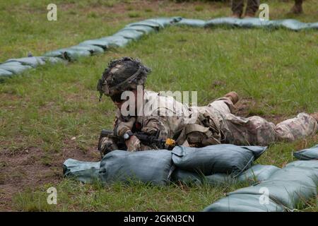 2LT Parish K. West, Alpha Company 2-30 IN, pratica le sue tecniche di movimento individuale mentre si prepara a testare per il suo esperto Infantryman Badge. Foto Stock