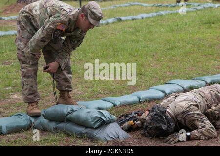 2LT Parish K. West, Alpha Company 2-30 IN, pratica le sue tecniche di movimento individuale mentre si prepara a testare per il suo esperto Infantryman Badge. Foto Stock