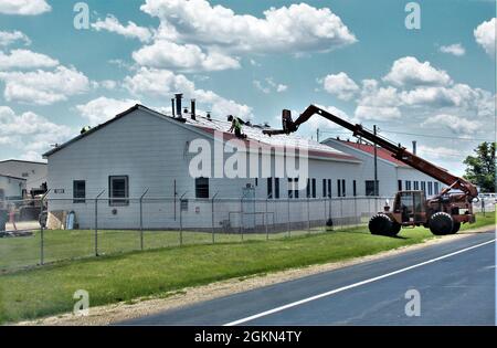 Gli appaltatori sostituiscono il tetto 2 giugno 2021, sull'edificio 1261 nell'area di cantonment a Fort McCoy, Wis. Due appaltatori stanno sostituendo il tetto su più di 20 edifici all'installazione. Secondo la direzione dei lavori pubblici, l'agenzia responsabile del coordinamento della costruzione, i lavori saranno in corso per tutta l'estate e fino all'autunno. Foto Stock