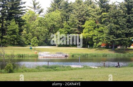 Una scena del lago Suukjak Sep al Pine View Campground nella Pine View Recreation Area è mostrata il 2 giugno 2021, a Fort McCoy, Wis. L'area ricreativa comprende ettari di terreno accessibile al pubblico con sentieri per escursioni, Pine View Campground, Whitetail Ridge Ski Area e Sportsman's Range. L'area ricreativa Pine View offre attività in quattro stagioni durante tutto l'anno, tra cui campeggio, escursioni, pesca e molto altro. Il lago era precedentemente conosciuto come Squaw Lake. Il nuovo nome, Suukjak Sep, si traduce in "lupo nero" nella lingua ho-Chunk. Il lago è un'impunment artificiale sul Suukjak Sep Creek. Il torrente stesso era na Foto Stock