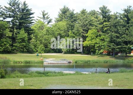 Una scena del lago Suukjak Sep al Pine View Campground nella Pine View Recreation Area è mostrata il 2 giugno 2021, a Fort McCoy, Wis. L'area ricreativa comprende ettari di terreno accessibile al pubblico con sentieri per escursioni, Pine View Campground, Whitetail Ridge Ski Area e Sportsman's Range. L'area ricreativa Pine View offre attività in quattro stagioni durante tutto l'anno, tra cui campeggio, escursioni, pesca e molto altro. Il lago era precedentemente conosciuto come Squaw Lake. Il nuovo nome, Suukjak Sep, si traduce in "lupo nero" nella lingua ho-Chunk. Il lago è un'impunment artificiale sul Suukjak Sep Creek. Il torrente stesso era na Foto Stock