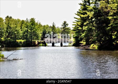 Una scena del lago Suukjak Sep al Pine View Campground nella Pine View Recreation Area è mostrata il 2 giugno 2021, a Fort McCoy, Wis. L'area ricreativa comprende ettari di terreno accessibile al pubblico con sentieri per escursioni, Pine View Campground, Whitetail Ridge Ski Area e Sportsman's Range. L'area ricreativa Pine View offre attività in quattro stagioni durante tutto l'anno, tra cui campeggio, escursioni, pesca e molto altro. Il lago era precedentemente conosciuto come Squaw Lake. Il nuovo nome, Suukjak Sep, si traduce in "lupo nero" nella lingua ho-Chunk. Il lago è un'impunment artificiale sul Suukjak Sep Creek. Il torrente stesso era na Foto Stock