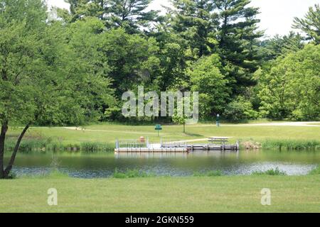 Una scena del lago Suukjak Sep al Pine View Campground nella Pine View Recreation Area è mostrata il 2 giugno 2021, a Fort McCoy, Wis. L'area ricreativa comprende ettari di terreno accessibile al pubblico con sentieri per escursioni, Pine View Campground, Whitetail Ridge Ski Area e Sportsman's Range. L'area ricreativa Pine View offre attività in quattro stagioni durante tutto l'anno, tra cui campeggio, escursioni, pesca e molto altro. Il lago era precedentemente conosciuto come Squaw Lake. Il nuovo nome, Suukjak Sep, si traduce in "lupo nero" nella lingua ho-Chunk. Il lago è un'impunment artificiale sul Suukjak Sep Creek. Il torrente stesso era na Foto Stock