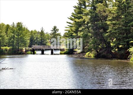 Una scena del lago Suukjak Sep al Pine View Campground nella Pine View Recreation Area è mostrata il 2 giugno 2021, a Fort McCoy, Wis. L'area ricreativa comprende ettari di terreno accessibile al pubblico con sentieri per escursioni, Pine View Campground, Whitetail Ridge Ski Area e Sportsman's Range. L'area ricreativa Pine View offre attività in quattro stagioni durante tutto l'anno, tra cui campeggio, escursioni, pesca e molto altro. Il lago era precedentemente conosciuto come Squaw Lake. Il nuovo nome, Suukjak Sep, si traduce in "lupo nero" nella lingua ho-Chunk. Il lago è un'impunment artificiale sul Suukjak Sep Creek. Il torrente stesso era na Foto Stock