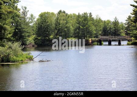 Una scena del lago Suukjak Sep al Pine View Campground nella Pine View Recreation Area è mostrata il 2 giugno 2021, a Fort McCoy, Wis. L'area ricreativa comprende ettari di terreno accessibile al pubblico con sentieri per escursioni, Pine View Campground, Whitetail Ridge Ski Area e Sportsman's Range. L'area ricreativa Pine View offre attività in quattro stagioni durante tutto l'anno, tra cui campeggio, escursioni, pesca e molto altro. Il lago era precedentemente conosciuto come Squaw Lake. Il nuovo nome, Suukjak Sep, si traduce in "lupo nero" nella lingua ho-Chunk. Il lago è un'impunment artificiale sul Suukjak Sep Creek. Il torrente stesso era na Foto Stock