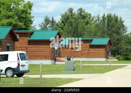 Una cabina disponibile per il noleggio è mostrato il 2 giugno 2021, al Pine View Campground a Fort McCoy, Wis. Pine View Campground fa parte della Pine View Recreation Area. Quest'area comprende anche Whitetail Ridge e Sportsman's Range. Il campeggio è immerso in un'area boschiva a circa un quarto di miglio ad ovest dell'area del cantonment di Fort McCoy ed è delimitato dal lago Suukjak Sep a est e dal fiume la Crosse a ovest e a sud. Per ulteriori informazioni sulle tariffe di noleggio delle cabine, fermatevi presso l'ufficio del campeggio o visitate il sito https://mccoy.armymwr.com. Foto Stock