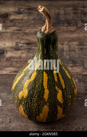 Fresco Verde zucca sul tavolo di legno Foto Stock