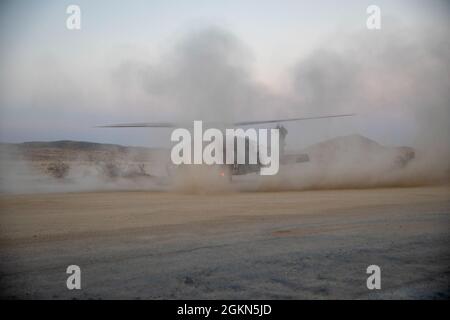 Un elicottero UH-60 Black Hawk si prepara per il decollo dopo aver ricevuto un paziente a bordo presso il National Training Center di Fort Irwin, California, 2 giugno 2021. Gli aeromobili di evacuazione medica rimangono pronti per evacuare qualsiasi soldato attraverso NTC per le lesioni subite in formazione. Foto Stock