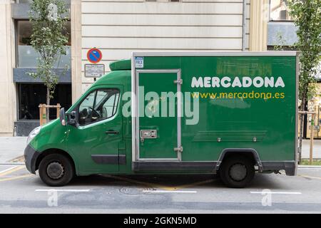 VALENCIA, SPAGNA - 13 SETTEMBRE 2021. Camion di consegna a domicilio della catena di supermercati Mercadona Foto Stock