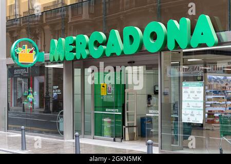 VALENCIA, SPAGNA - 14 SETTEMBRE 2021. Supermercato Mercadona a Valencia, Spagna. Mercadona è una catena di supermercati spagnola, leader nel paese Foto Stock