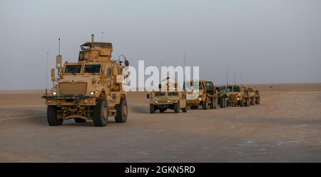 Un veicolo MaxxPro Mine Resistant Ambush Protected (MRAP) appartenente alla Task Force Iron Valor attende in una colonna di muoversi in una posizione di tiro a Udairi Range, Kuwait, 2 giugno 2021. TF Iron Valor ha condotto un'esercitazione notturna per aiutare i soldati a prepararsi meglio per le missioni antincendio dal vivo. Foto Stock