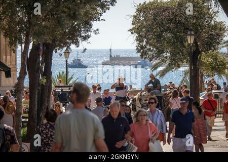 La gente cammina vicino al porto di Palma di Maiorca, Spagna Foto Stock