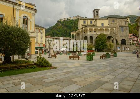 Varallo, Italia - 5 settembre 2021: Chiesa di San Gaudenzio e Santuario della montagna sullo sfondo, borgo di Varallo Sesia, Piemonte, Italia Foto Stock