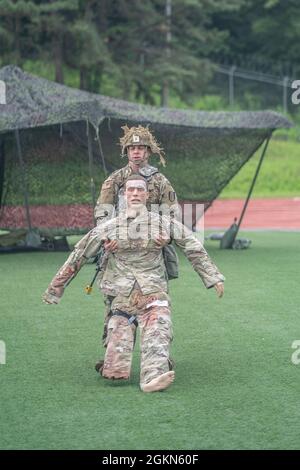 SGT. Steven Levesque, un operatore-manutentore multicanale dei sistemi di trasmissione assegnato alla prima brigata di segnale tattico del teatro, Eighth Army, preforma la cura di casualty di combattimento tattica alla corsia dei compiti del guerriero e dei draghi di battaglia durante la concorrenza del migliore guerriero del Pacifico dell'esercito degli Stati Uniti 2021 a Camp Casey, Corea del Sud il 3 giugno 2021. USARPAC BWC 2021 è un concorso annuale di una settimana composto da concorrenti provenienti da più unità USARPAC. Quest'anno, a causa del COVID-19, il concorso si svolgerà in tutta l'Indo-Pacific con i concorrenti che svolgono eventi fisici presso la propria stazione di casa e. Foto Stock