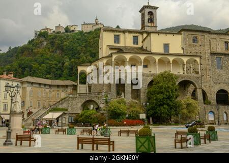 Varallo, Italia - 5 settembre 2021: Chiesa di San Gaudenzio e Santuario della montagna sullo sfondo, borgo di Varallo Sesia, Piemonte, Italia Foto Stock