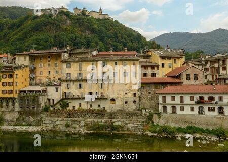 Varallo, Italia - 5 settembre 2021: Varallo Sesia villaggio e santuario di montagna sullo sfondo in Piemonte Foto Stock