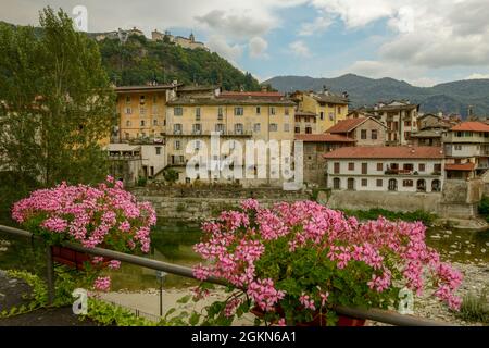 Varallo, Italia - 5 settembre 2021: Varallo Sesia villaggio e santuario di montagna sullo sfondo in Piemonte Foto Stock