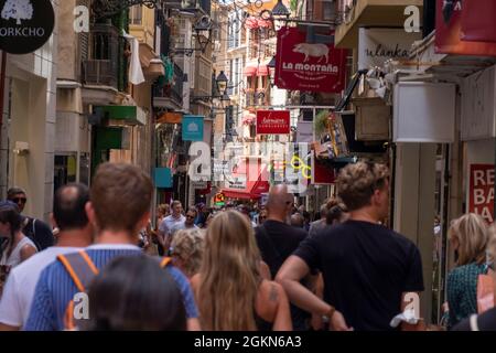 I turisti e i locali camminano su una strada affollata e trafficata a Palma di Maiorca, Spagna, settembre 2021 Foto Stock