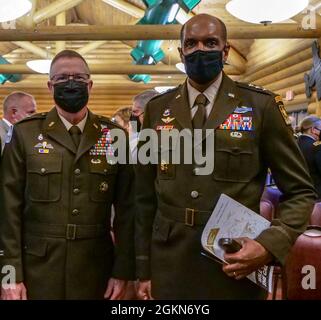 Briga. Gen. Dale Lyles, Indiana Adjutant Generale, e Lt. Gen. Gary Brito, Vice Capo di Stato maggiore dell'Esercito, si levano in piedi per una foto prima della cerimonia di commemorazione per cinque morti all'estero il 3 giugno 2021 a Camp Atterbury. Il personale della forza lavoro civile di spedizione dell'esercito degli Stati Uniti ha onorato quattro dei loro propri che sono stati uccisi dal fuoco ostile in Iraq e in Afghanistan durante le cerimonie al campo di Atterbury della Guardia Nazionale dell'Indiana mercoledì 3 giugno alle 10 Foto Stock