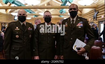 Briga. Gen. Dale Lyles, Indiana Adjutant Generale, e Lt. Gen. Gary Brito, Vice Capo di Stato maggiore dell'Esercito, si levano in piedi per una foto prima della cerimonia di commemorazione per cinque morti all'estero il 3 giugno 2021 a Camp Atterbury. Il personale della forza lavoro civile di spedizione dell'esercito degli Stati Uniti ha onorato quattro dei loro propri che sono stati uccisi dal fuoco ostile in Iraq e in Afghanistan durante le cerimonie al campo di Atterbury della Guardia Nazionale dell'Indiana mercoledì 3 giugno alle 10 Foto Stock