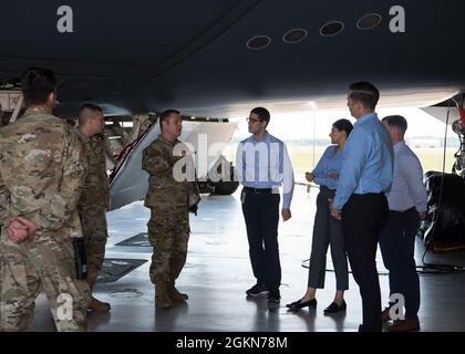 Jeffrey Holland, 509o comandante del Maintenance Group e 509o e 131o capo dell'equipaggio di Squadron per la manutenzione degli aerei, il senatore Missouri Josh Hawley's Nation Security Team The Spirit of Missouri, uno Spirito B-2 assegnato alla 131ma Bomb Wing, Whiteman Air Force base, Missouri, 3 giugno 2021. L'Olanda e la 509a MXG Airmen hanno evidenziato il ruolo di ognuno di loro nel sostenere i nostri obiettivi di sicurezza nazionale. Foto Stock