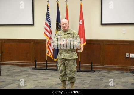 Il generale della Guardia Nazionale dell'Indiana Timothy Thombleson, 38th divisione di fanteria che comanda il generale parla alla cerimonia di promozione del t.co. Harmonnie Foster all'istituto regionale di formazione situato a Camp Atterbury, Indiana, Giovedi 3 giugno 2021. Foto Stock