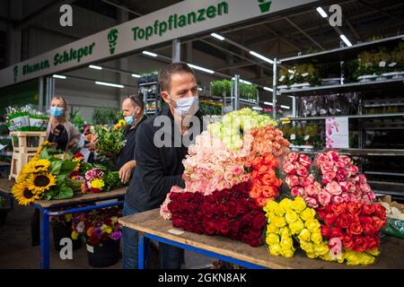 Brema, Germania. 15 settembre 2021. Ulf Kiencke, grossista di fiori, vende rose sul mercato all'ingrosso. Il mercato all'ingrosso della Überseestadt di Brema ha 60 anni. Credit: Sina Schuldt/dpa/Alamy Live News Foto Stock