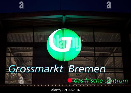 Brema, Germania. 15 settembre 2021. Lettere sopra l'entrata al mercato all'ingrosso. Il mercato all'ingrosso della Überseestadt di Brema ha 60 anni. Credit: Sina Schuldt/dpa/Alamy Live News Foto Stock