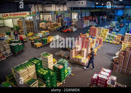 Brema, Germania. 15 settembre 2021. Scatole di frutta e verdura si trovano in una sala del mercato all'ingrosso. Il mercato all'ingrosso della Überseestadt di Brema ha 60 anni. Credit: Sina Schuldt/dpa/Alamy Live News Foto Stock