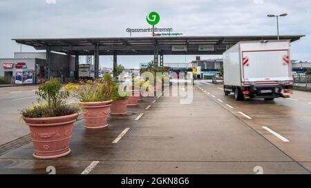 Brema, Germania. 15 settembre 2021. L'ingresso al mercato all'ingrosso. Il mercato all'ingrosso della Überseestadt di Brema ha 60 anni. Credit: Sina Schuldt/dpa/Alamy Live News Foto Stock