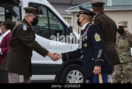 Comando Sgt. Major Delfin J. Romani, Divisione transatlantica comando sergente maggiore (destra), saluta la U.S. Army Briga. Gen. R. Dale Lyles, Indiana Adjutant Generale (a sinistra) alla cerimonia di memorializzazione del Dr. Maged Hussein Deployment Readiness Facility a Camp Atterbury, Ind., 3 giugno 2021. Foto Stock