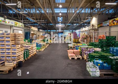 Brema, Germania. 15 settembre 2021. Scatole di frutta e verdura si trovano in una sala del mercato all'ingrosso. Il mercato all'ingrosso della Überseestadt di Brema ha 60 anni. Credit: Sina Schuldt/dpa/Alamy Live News Foto Stock