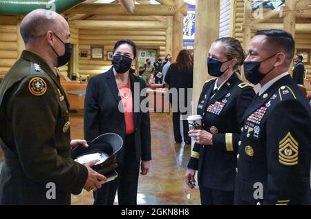 Karen S. pane, U.S. Army Corps of Engineers direttore delle risorse umane e del servizio esecutivo senior (centro a sinistra), U.S. Army Briga. Gen. Kimberly M. Colloton, U.S. Army Corps of Engineers Transatlantic Division che comanda il generale (centro a destra), e il comando Sgt. Romani, Divisione transatlantica comando sergente maggiore (destra), saluto U.S. Army Lt. Gen. Gary M. Brito Vice, capo dello staff G-1 (sinistra) in una cerimonia di commemorazione onorando il personale civile di spedizione dell'esercito e del DOD al MG R. Martin Umbarger Conference Center di Camp Atterbury, Ind., 3 giugno 2021. Foto Stock