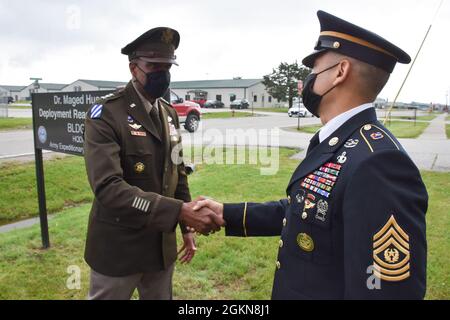 Comando Sgt. Romani, Divisione transatlantica comando sergente maggiore (destra), ringrazia il generale dell'esercito degli Stati Uniti Gary M. Brito Vice, capo dello staff G-1 (sinistra) per i suoi contributi alla cerimonia di memorializzazione del Dr. Maged Hussein Deployment Readiness Facility a Camp Atterbury, Ind., 3 giugno 2021. Foto Stock