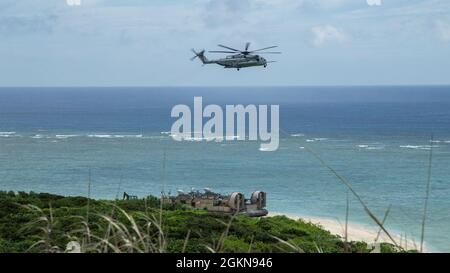 Un elicottero US Marine Corps CH-53E Super Stallion assegnato a Marine Heavy Helicopter Squadron (HMH) 462, vola su un Navy Landing Craft statunitense, Air Cushion, durante Poseidon Watchtower, al largo della costa di Okinawa, Giappone, 3 giugno 2021. Poseidon Watchtower è un'operazione congiunta tra i Marines degli Stati Uniti e la Marina degli Stati Uniti per migliorare le capacità di operazioni di base avanzate di spedizione nell'area di responsabilità Indo-Pacific. Foto Stock