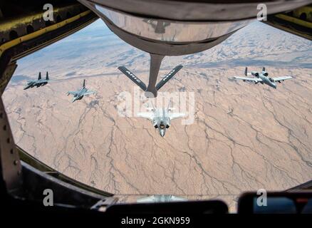 LUKE AIR FORCE BASE, Ariz. – un F-15E Strike Eagle, F-16 Fighting Falcon, F-35 Lightning II, e un A-10 Thunderbolt II volano in una formazione a quattro navi sopra l'Arizona dopo essere stato rifornito da una Arizona Air National Guard KC-135 Stratotanker dalla 161st Air Refiling Wing, 3 giugno 2021. La 944° ala da caccia è unica nel fatto che addestrano i piloti su quattro diversi airframe, due dei quali sono geograficamente separati dall'unità. Il F-15E è fuori dalla base dell'aeronautica militare di Seymour Johnson, N.C., e L'A-10 appartiene al 924th Fighter Group alla base dell'aeronautica militare di Davis-Monthan, Ariz. Foto Stock