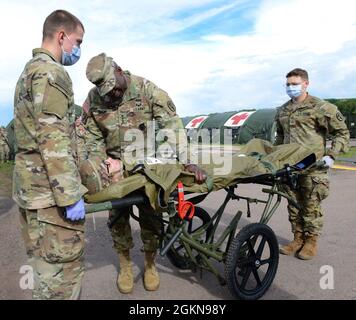 Il Gen. R. Scott Dingle, il chirurgo generale dell'esercito e il comandante generale del comando medico dell'esercito degli Stati Uniti, parla ad un incidente simulato che è trasportato ad una struttura di cura di ruolo 3 durante l'esercitazione 21 dell'ospedale a Baumholder, Germania 3 giugno 2021. Il team di leadership medica dell'Esercito ha osservato il 30° Medical Brigade's Hospital Exercise 21, che è servito a certificare il 519° centro ospedaliero come una NATO ruolo 2 capacità potenziata. Circa 400 persone della 30a Brigata Medica, dell'Aeronautica militare statunitense, del comando della Riserva Armata statunitense, del Landstuhl Regional Medical Center e del soggetto medico della NATO Foto Stock