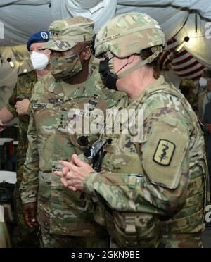 Il Gen. R. Scott Dingle, il chirurgo generale dell'esercito e comandante generale del comando medico dell'esercito degli Stati Uniti, parla con il L. col. Julie A. Hundertmark, 512th comandante dell'ospedale di campo in una struttura di cura di ruolo 3 durante l'esercitazione 21 dell'ospedale a Baumholder, Germania 3 giugno 2021. La 30a Brigata Medica ha schierato oltre 400 soldati a sostegno dell'esercizio ospedaliero 21 che ha servito a certificare il 519esimo centro ospedaliero come una NATO ruolo 2 maggiore capacità. Il 30esimo MED BDE ha trattato oltre 100 pazienti simulati dal punto di lesione all'evacuazione medica fino all'echelon più alto di cura. L'esercizio anche enha Foto Stock