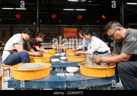 Xuanhua, Xuanhua, Cina. 15 settembre 2021. Il 15 settembre 2021, i visitatori sperimentano la produzione di ceramiche al Museo Nazionale della Giada nel quartiere di Xuanhua, nella città di Zhangjiakou, nella provincia di Hebei. Negli ultimi anni, il distretto di Xuanhua, la città di Zhangjiakou, la provincia di Hebei ha esplorato completamente la storia e la cultura industriale. Nell'implementazione del trasferimento e della trasformazione della vecchia zona industriale, Xuanhua Guoyu Ceramics Co., Ltd. Ha rilocato le vecchie officine e linee di produzione che hanno una storia di più di 60 anni in un museo di ceramica. Attraverso immagini e oggetti fisici, l'istore Foto Stock