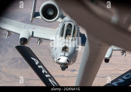 La BASE DELL'AERONAUTICA DI LUKE, Ariz.— col. Abel Ramos, 924th Comander del gruppo del Fighter, allinea il suo A-10 Thunderbolt II per il rifornimento in volo da una guardia nazionale dell'aria dell'Arizona KC-135 Stratotanker dalla 161st Air Refeling Wing, 3 giugno 2021. Il 924th FG si trova presso la base dell'aeronautica di Davis-Monthan, Arizona, ed è geograficamente separato dalla loro ala madre, la 944th Fighter Wing alla base dell'aeronautica di Luke, Arizona. Il 944° FW è l'ala da caccia più diversificata del comando Air Force Reserve, in quanto è l'unica ala che si allena su quattro diverse cornici. Il 161st ARW è di stanza a Goldwater Air Nation Foto Stock