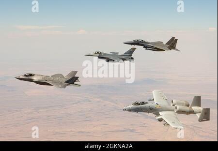 LUKE AIR FORCE BASE, Ariz.— un F-35 Lightning II, F-16 Fighting Falcon, F-15E Strike Eagle, e un A-10 Thunderbolt II volano in una formazione a quattro navi sopra l'Arizona dopo essere stato rifornito da una Arizona Air National Guard KC-135 Stratotanker dalla 161st Air Refiling Wing, 3 giugno 2021. La 944° ala da caccia è unica nel fatto che addestrano i piloti su quattro diversi airframe, due dei quali sono geograficamente separati dall'unità. Il F-15E è fuori dalla base dell'aeronautica militare di Seymour Johnson, N.C., e L'A-10 appartiene al 924th Fighter Group alla base dell'aeronautica di Davis-Monthan, Ariz. Il 161st A. Foto Stock