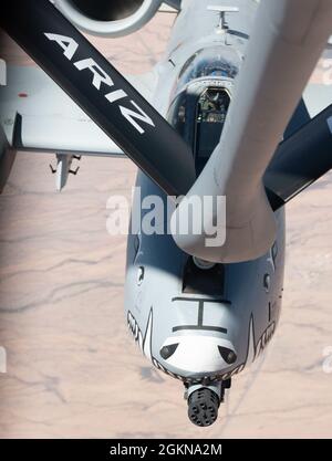 La BASE DELL'AERONAUTICA DI LUKE, Ariz.— col. Abel Ramos, 924th Comander del gruppo del Fighter, allinea il suo A-10 Thunderbolt II per il rifornimento in volo da una guardia nazionale dell'aria dell'Arizona KC-135 Stratotanker dalla 161st Air Refeling Wing, 3 giugno 2021. Il 924th FG si trova presso la base dell'aeronautica di Davis-Monthan, Arizona, ed è geograficamente separato dalla loro ala madre, la 944th Fighter Wing alla base dell'aeronautica di Luke, Arizona. Il 944° FW è l'ala da caccia più diversificata del comando Air Force Reserve, in quanto è l'unica ala che si allena su quattro diverse cornici. Il 161st ARW è di stanza a Goldwater Air Nation Foto Stock