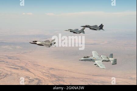 LUKE AIR FORCE BASE, Ariz.— un F-35 Lightning II, F-16 Fighting Falcon, F-15E Strike Eagle, e un A-10 Thunderbolt II volano in una formazione a quattro navi sopra l'Arizona dopo essere stato rifornito da una Arizona Air National Guard KC-135 Stratotanker dalla 161st Air Refiling Wing, 3 giugno 2021. La 944° ala da caccia è unica nel fatto che addestrano i piloti su quattro diversi airframe, due dei quali sono geograficamente separati dall'unità. La F-15E è fuori dalla base aeronautica di Seymour Johnson, Carolina del Nord, e La A-10 appartiene al 924th Fighter Group alla base aeronautica di Davis-Monthan, Arizona Foto Stock