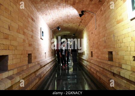 Xuanhua, Xuanhua, Cina. 15 settembre 2021. Il 15 settembre 2021, i turisti visitano il tunnel spazio-tempo in ceramica convertito da un vecchio forno a tunnel al Museo Nazionale della Ceramica della Giada nel distretto di Xuanhua, nella città di Zhangjiakou, nella provincia di Hebei. Negli ultimi anni, il distretto di Xuanhua, la città di Zhangjiakou, la provincia di Hebei ha esplorato completamente la storia e la cultura industriale. Nell'implementazione del trasferimento e della trasformazione della vecchia zona industriale, Xuanhua Guoyu Ceramics Co., Ltd. Ha rilocato le vecchie officine e linee di produzione che hanno una storia di più di 60 anni in un museo di ceramica. Thru Foto Stock