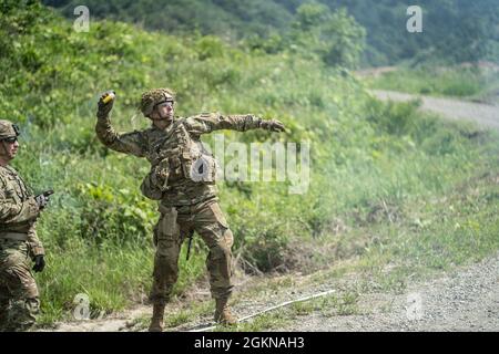 SGT. Steven Levesque, un operatore-manutentore multicanale dei sistemi di trasmissione assegnato alla 1st Theatre Tactical Signal Brigade, Eighth Army, lancia una granata simulata per un evento di incendio dal vivo durante la United States Army Pacific Best Warrior Competition 2021 al Rodriguez Live Fire Complex, Corea del Sud, il 4 giugno 2021. USARPAC BWC 2021 è un concorso annuale di una settimana composto da concorrenti provenienti da più unità USARPAC. Quest'anno, a causa di COVID-19, il concorso si svolgerà in tutta l'Indo-Pacific con concorrenti che svolgono eventi fisici presso la propria stazione di casa e che partecipano a un Foto Stock