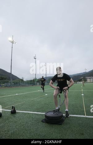 SGT. Steven Levesque, un operatore-manutentore multicanale dei sistemi di trasmissione assegnato alla prima Brigata di segnale tattico del teatro, Eighth Army, preforma l'esercitazione di Sprint, di trascinamento, di trasporto per il test di idoneità di combattimento dell'esercito durante la concorrenza 2021 del migliore guerriero dell'esercito degli Stati Uniti del Pacifico a Camp Casey, Corea del Sud il 4 giugno 2021. USARPAC BWC 2021 è un concorso annuale di una settimana composto da concorrenti provenienti da più unità USARPAC. Quest'anno, a causa di COVID-19, il concorso si svolgerà in tutta l'Indo-Pacific con concorrenti che svolgono eventi fisici presso la propria stazione e participare Foto Stock